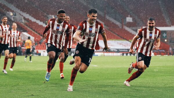 SHEFFIELD UNITED CELEBRA BAJO LA LLUVIA