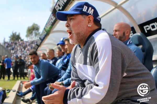 MARADONA DIRIGIENDO A GIMNASIA