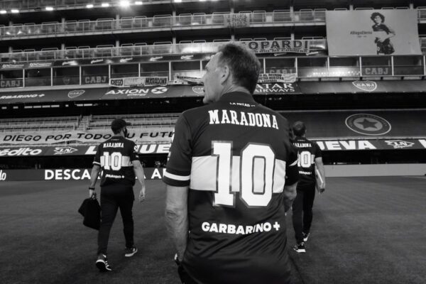 MIGUEL ANGEL RUSSO CON LA CAMISETA DE MARADONA