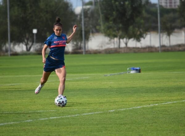 NATALIA GAITÁN LEDIONADA DE RODILLA IZQUIERDA