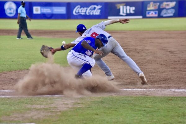 CAIMANES GANA EL SEGUNDO JUEGO DE LAS FINALES