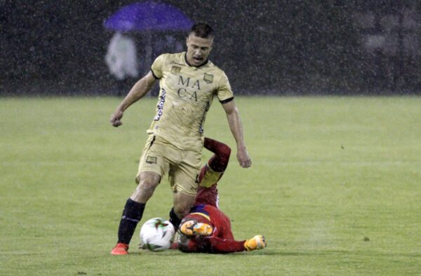 AGUILAS EMPATA CON PASTO