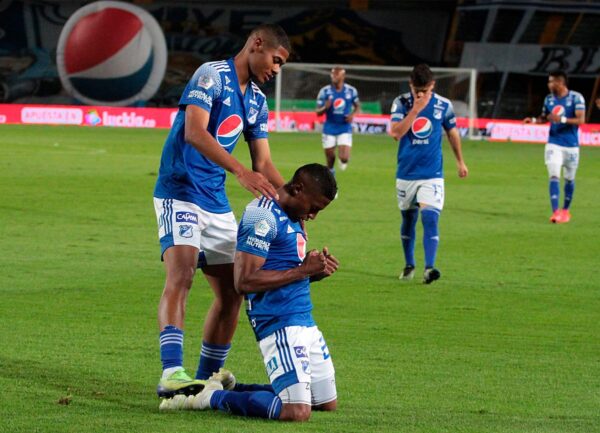 MILLONARIOS EMERSON RODRIGUEZ CELEBRA DE RODILLAS