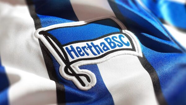 ESCUDO EN CAMISETA HERTHA BERLIN