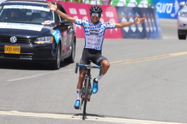 YEISON PIRA GANA LA ETAPA CUATRO VUELTA A COLOMBIA