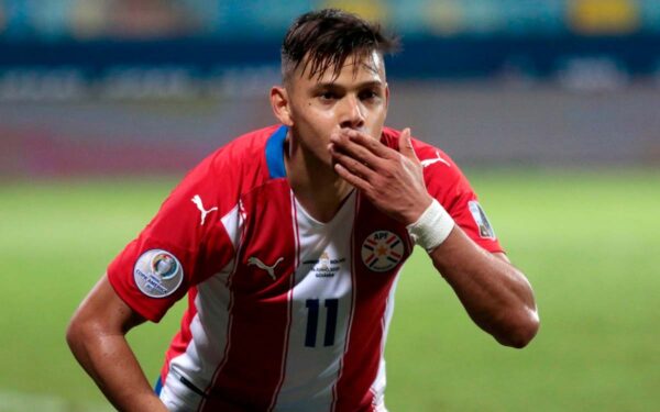 ANGEL ROMERO PARAGUAY BESO COPA AMERICA