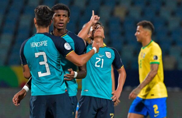 ECUADOR CELEBRA VS BRASIL COPA AMERIC.AJPG