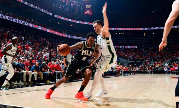 HAWKS VS BUCKS JUEGO 4