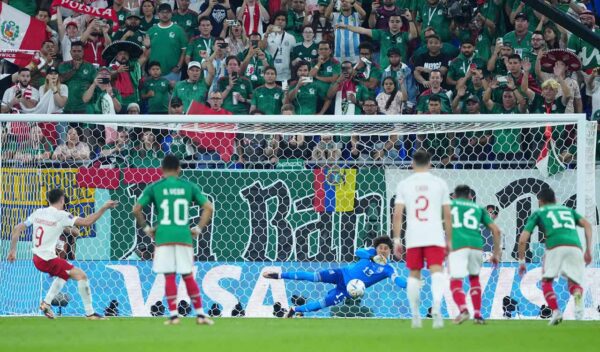 MEMO OCHOA ATAJA PENAL A LEWANDOWSKI