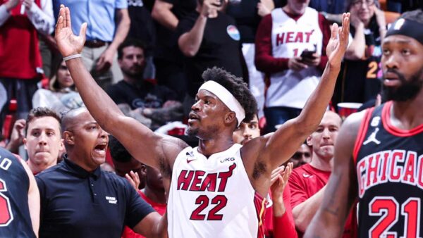 JIMMY BUTLER CELEBRA MIAMI HEAT