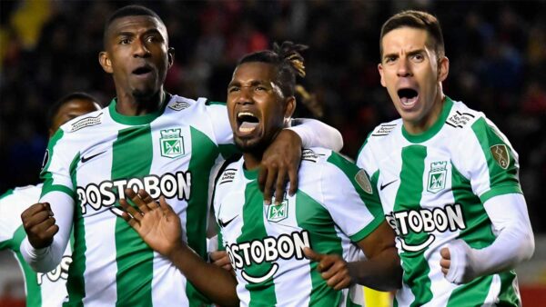 BANGUERO ATLETICO NACIONAL CELEBRA LIBERTADORES