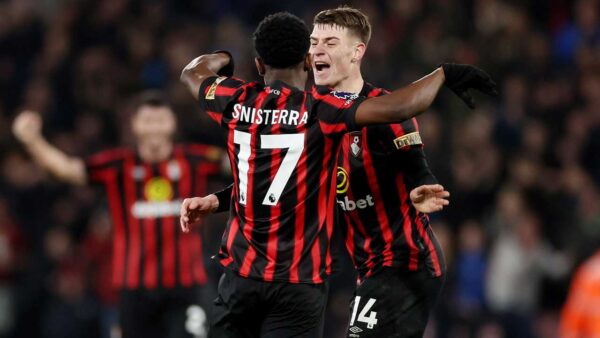 LUIS SINISTERRA CELEBRA BOURNEMOUTH DE ESPALDAS