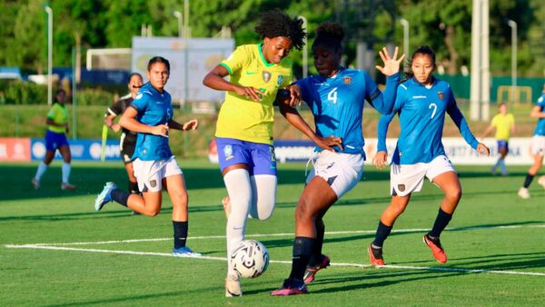 BRASIL ECUADOR DISPUTA BALON