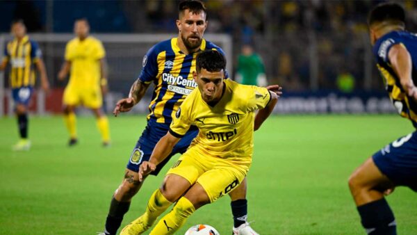 ROSARIO CENTRAL PEÑAROL DISPUTA BALÓN