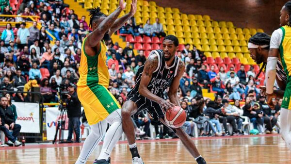 PIRATAS CIMARRONES DISPUTA DE BALÓN