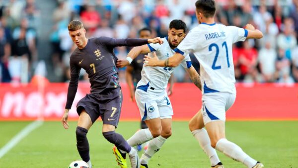 INGLATERRA BOSNIA DISPUTA DE BALÓN