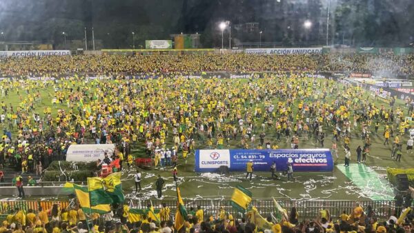 INVASION DE HINCHAS EN BUCARAMANGA