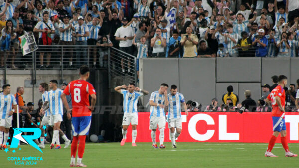 LAUTARO MARTINEZ CELEBRA ARGENTINA CHILE COPA AMERICA ROTONDA DEPORTIVA