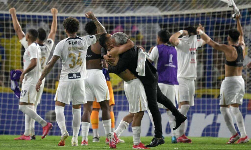 ALIANZA LIMA CELEBRA EN LA BOMBONERA