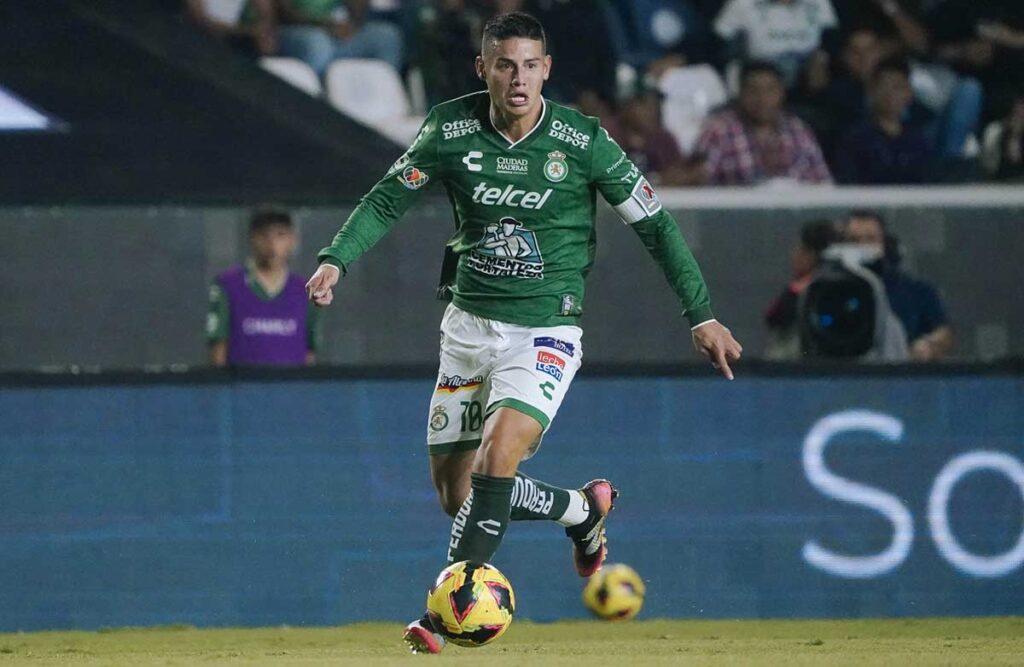 JAMES RODRIGUEZ CON EL BALON CLUB LEON